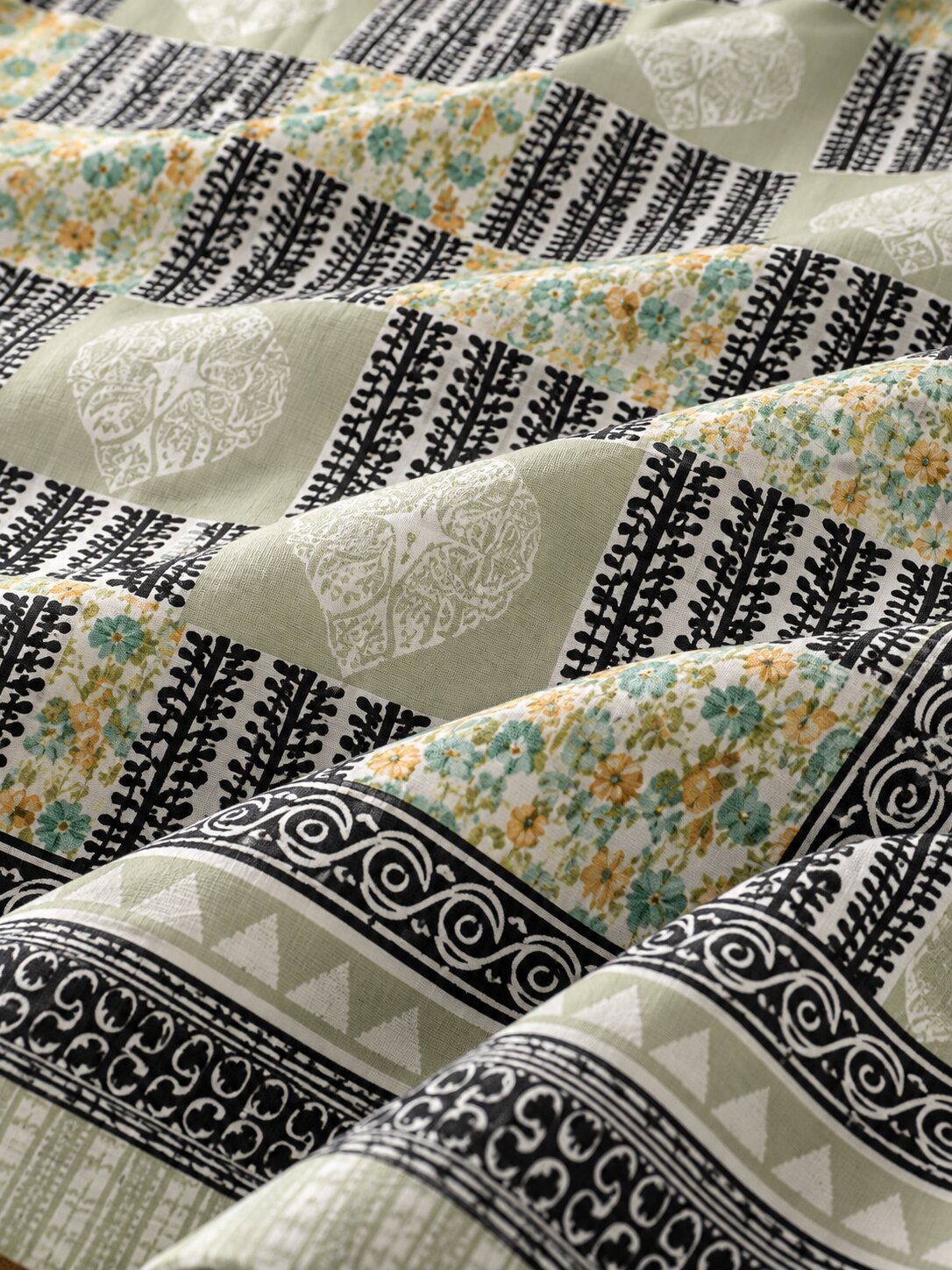 CROFF Sage Green & Black Geometric Patchwork Print Pure Cotton King Size Bedsheet with 2 Pillow Covers